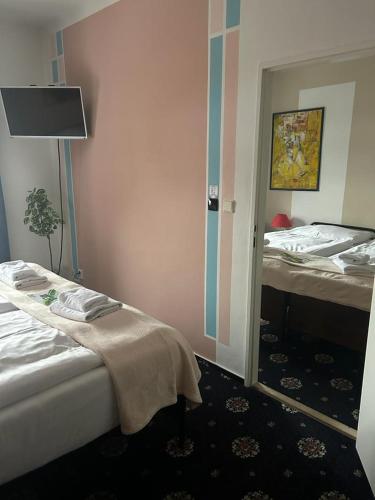 4 twin beds