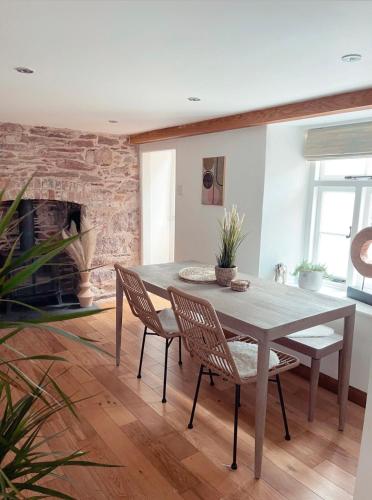 Seapink, Kingsand; luxury Cornish cottage with seaviews, bbq & paddleboards in 卡桑德
