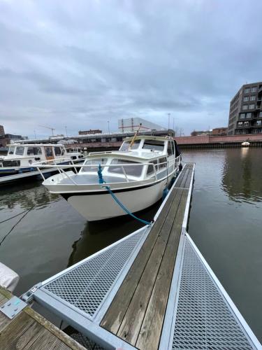 Süsses Motorboot - Bremen Überseestadt in Bremen, Deutschland