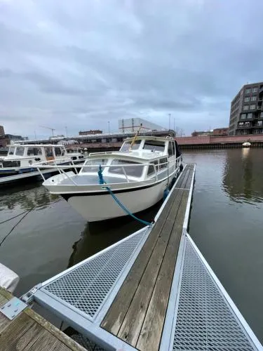 Süsses Motorboot - Bremen Überseestadt in Bremen, Deutschland