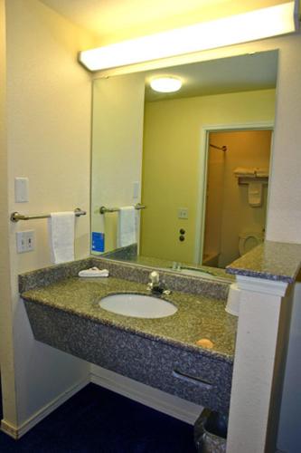 Motel 6 Portland Mall - 205