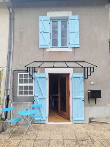 Jolie petite maison dans village fortifié - Location saisonnière - Brigueuil