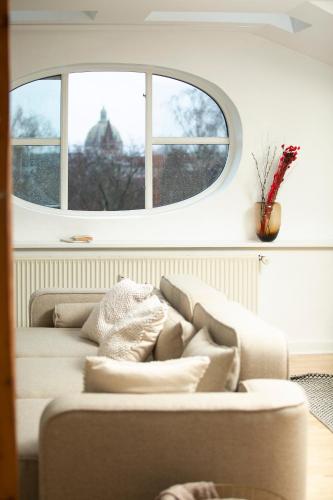 Unique 5 Bedroom Flat w/Exposed Beams - image 13