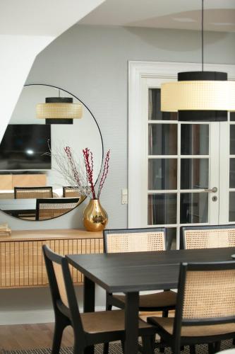 Unique 5 Bedroom Flat w/Exposed Beams - image 10