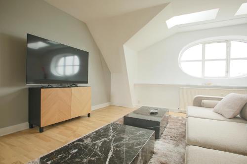 Unique 5 Bedroom Apartment w Exposed Beams in Copenhagen - image 6
