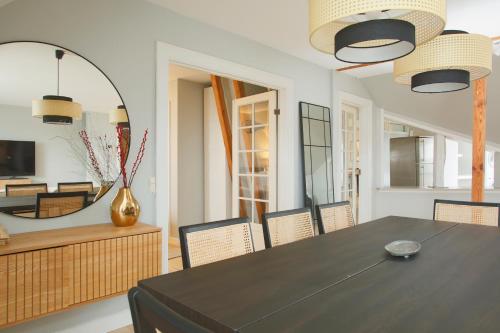 Unique 5 Bedroom Flat w/Exposed Beams - image 7