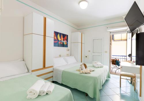 1 queen bed, 1 twin bed