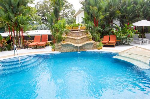 Swimming pool, La Vela Boutique Hotel in Quepos