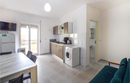  Gorgeous Apartment In Marina Di Strongoli in Marina di Strongoli