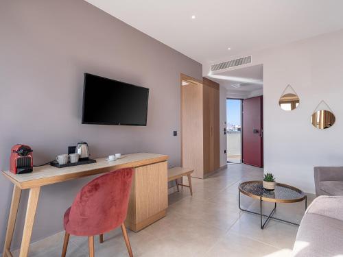 M City Hotel - image 3