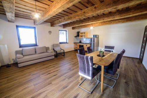 2 bedrooms, 3 beds