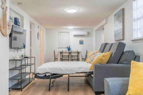 Lovely 2 bedrooms, steps away from the beach. in Bradenton Beach, USA