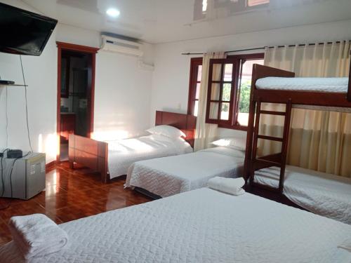 1 king bed, 3 twin beds