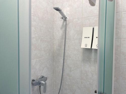 Twin Room image 10