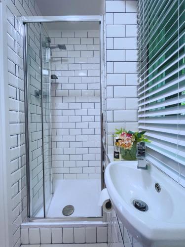 Bristol City Stays - Harbourside Apartments Room Type - Standard Studio