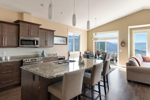 3 bed, 2 bath upper suite overlooking the city in Vernon, Canada