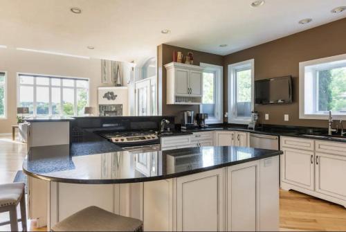 Kitchen, Cedar House Retreat in Chanhassen (MN)