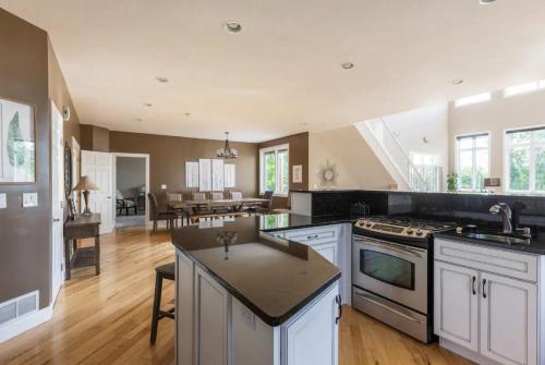 Kitchen, Cedar House Retreat in Chanhassen (MN)