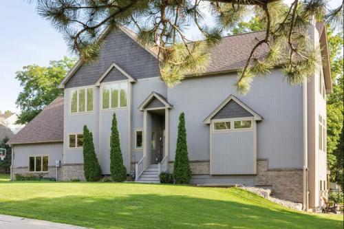 Exterior view, Cedar House Retreat in Chanhassen (MN)