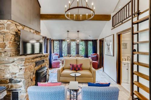 Shale: Vibrant & Chic Mod Stylish CREEKSIDE CABIN in Idaho Springs (CO)