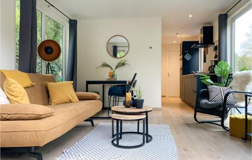  Cozy Home In Heinkenszand With Wifi in heinkenszand