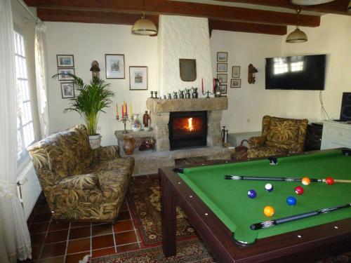 Jacuzzi, billiards and fireplace, semi-detached house, Sibiril