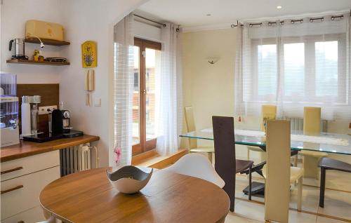 ห้องครัว, 3 Bedroom Awesome Apartment In Autun in อูตัน