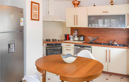 ห้องครัว, 3 Bedroom Awesome Apartment In Autun in อูตัน