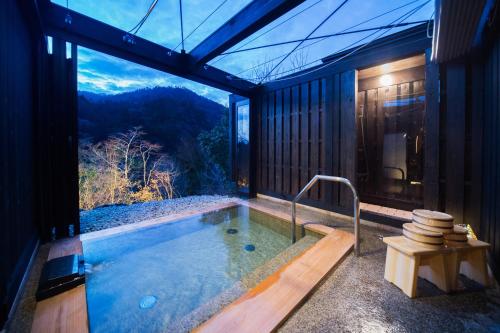 Open air bath, Momijiya Honkan Takao Sansou Ryokan in Ukyo