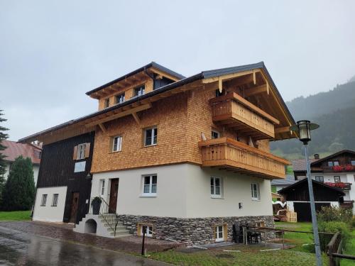 FERIENHAUS AM DORFBRUNNEN in ชอลลัง