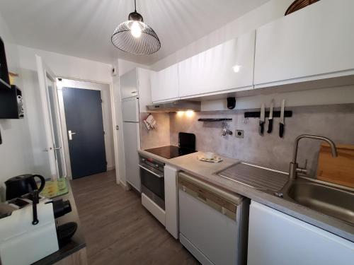 Kitchen, FREJUS PLAGE Miougrano T2 55m2 Climatise Piscine near Base Nature Francois Leotard