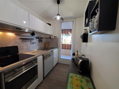 Kitchen, FREJUS PLAGE Miougrano T2 55m2 Climatise Piscine near Base Nature Francois Leotard