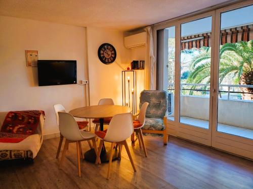 Facilities, FREJUS PLAGE Miougrano T2 55m2 Climatise Piscine near Base Nature Francois Leotard