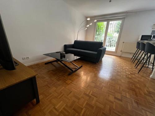 Appart calme avec jardin et parking. 15mn de Paris in Ле Бурже