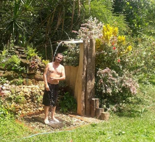 Sítio Completo, na estrada de Aldeia Velha, com rio a frente da porteira