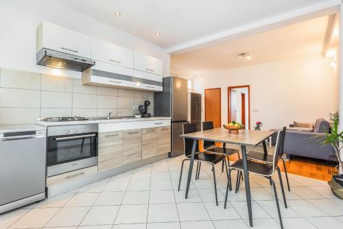 Beachfront apartment in Dugi Rat