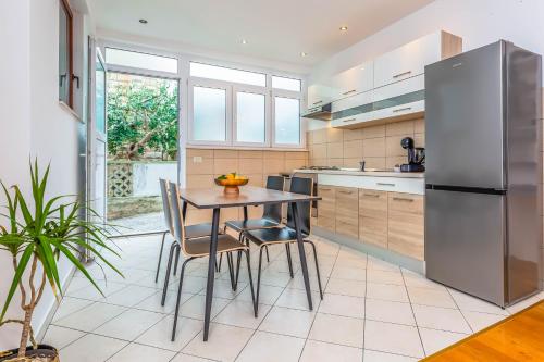 Beachfront apartment in Dugi Rat