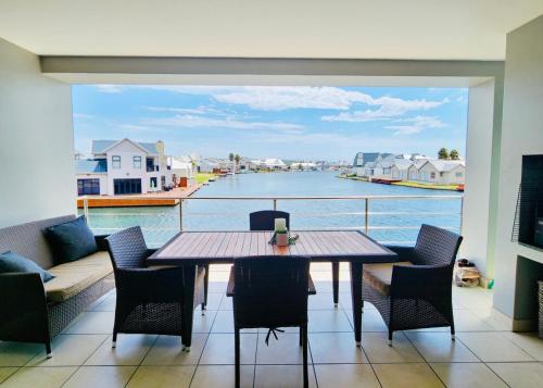 Modern 2 Bedroom Apartment with Stunning Canal Views