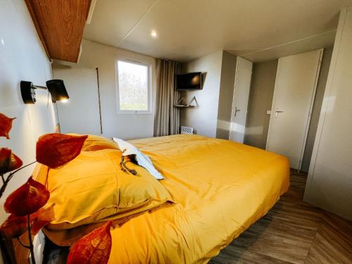 De Strandhoed Renesse, new & luxe chalet with garden en close to centrum & beach!