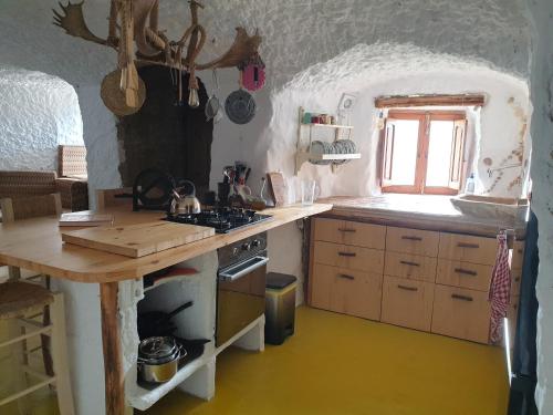 virtuve, Creatively designed CaveHouse with jacuzzi in Gorafe