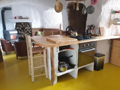 virtuve, Creatively designed CaveHouse with jacuzzi in Gorafe