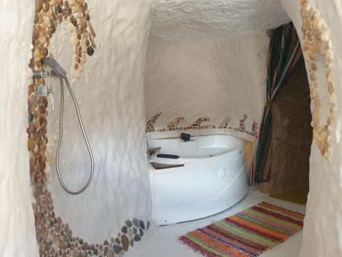 Vannas istaba, Creatively designed CaveHouse with jacuzzi in Gorafe