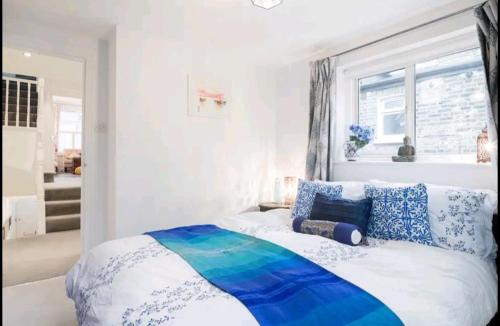 Stylish room with private bath and terrace in centrally located Clapham in Wandsworth