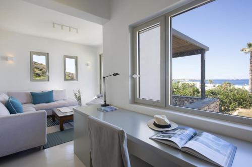 ห้องส่วนกลางสำหรับนั่งเล่น/ดูทีวี, Villa Rinia - seaview villa in เกาะเพรอส