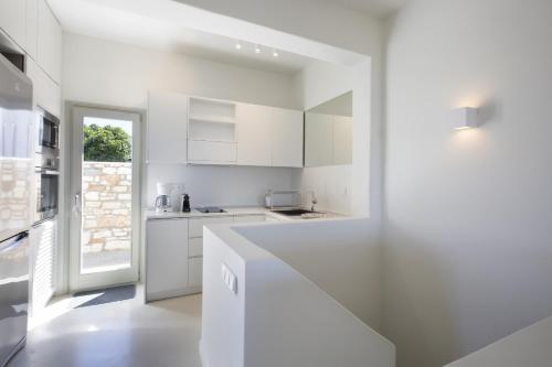 ห้องครัว, Villa Rinia - seaview villa in เกาะเพรอส