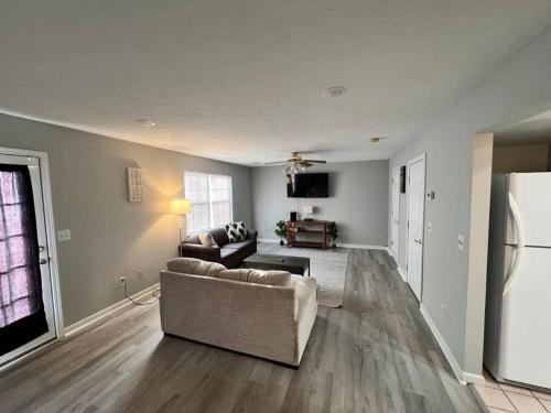 Guestroom, 3 bed townhouse 3 miles to Casino! in Cross Lanes