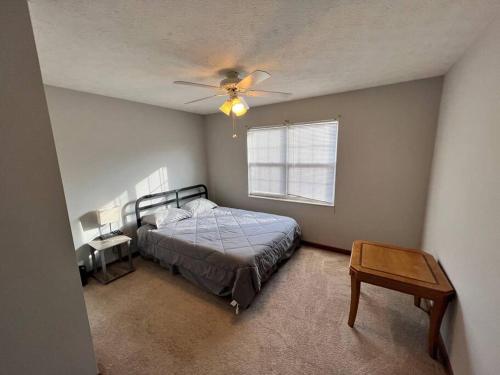 Guestroom, 3 bed townhouse 3 miles to Casino! in Cross Lanes (WV)