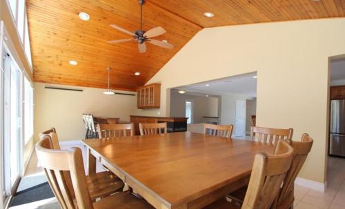 Tranquil Bay Lodge, 3 min walk to sand beach in Lambton Shores (ON)