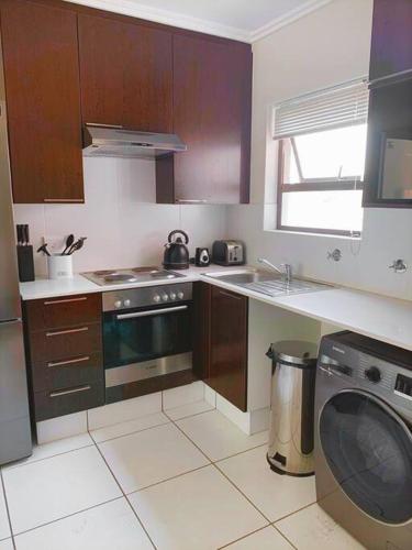 Trendy 1-Bedroom Apt, Lonehill - Long Stay Only