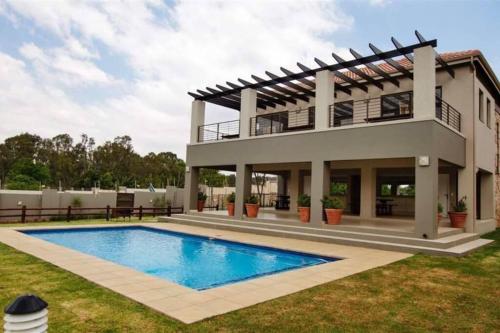 Trendy 1-Bedroom Apt, Lonehill - Long Stay Only